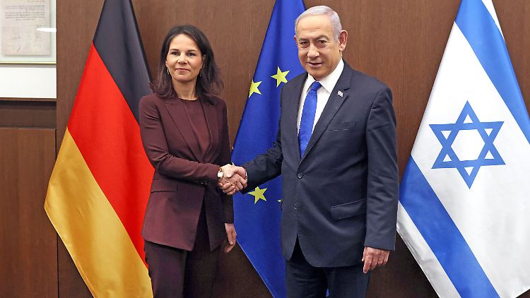 Israels Premierminister Benjamin Netanjahu begrüßt die damalige deutsche Außenministerin Annalena Baerbock im April 2024 in Jerusalem. 