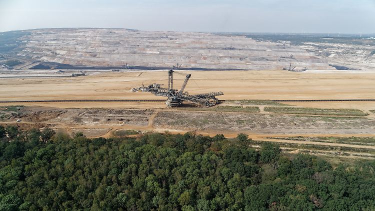 Der Betreiber des Abbaugebiets, RWE, äußerte sich zunächst nicht zu dem Vorfall.
