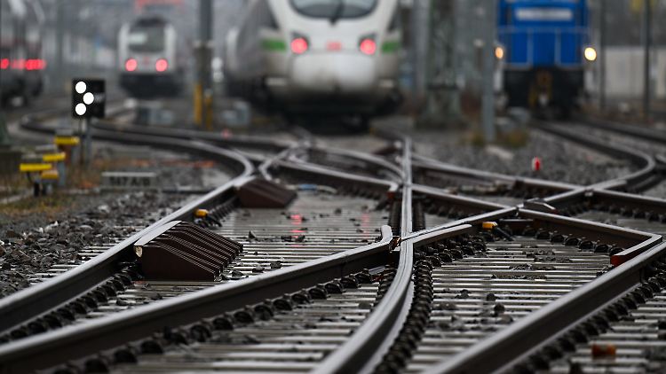 Ein ICE-Werk in Leipzig. Unter anderem die Verbindung zwischen Leipzig und Nürnberg über Jena fällt Mitte Dezember aufgrund der schwachen Nachfrage weg. 