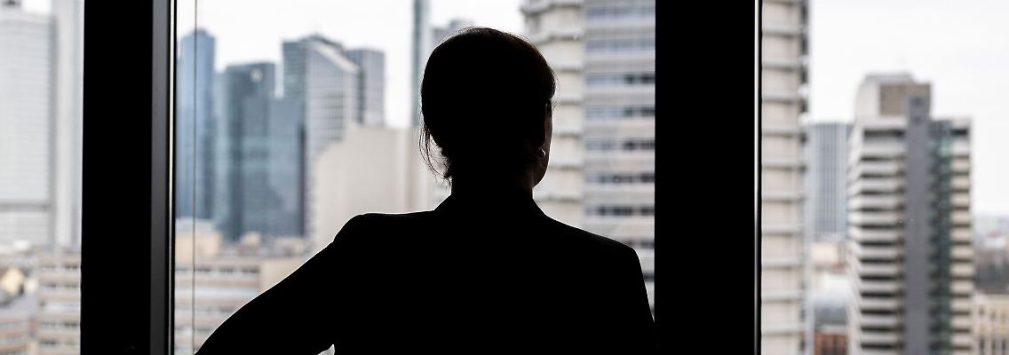 Wer Anzeichen für einen Stellenabbau erkennt, sollte einen kühlen Kopf bewahren und sich frühzeitig informieren.