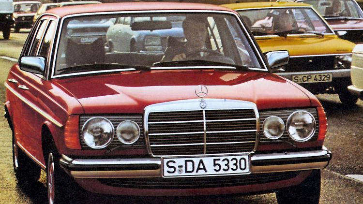 02_Gesicht_in_der_Menge_-_Mit_grossem_Chromkuhlergrill__Quelle_Mercedes-Benz_Classic_Archive.jpg