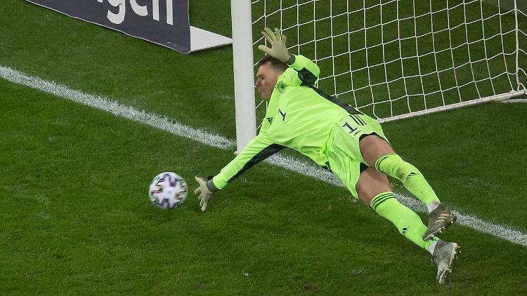 Manuel Neuer muss den Ball im Spiel beim Elfmeter künftig vielleicht nur noch einmal abzuwehren.