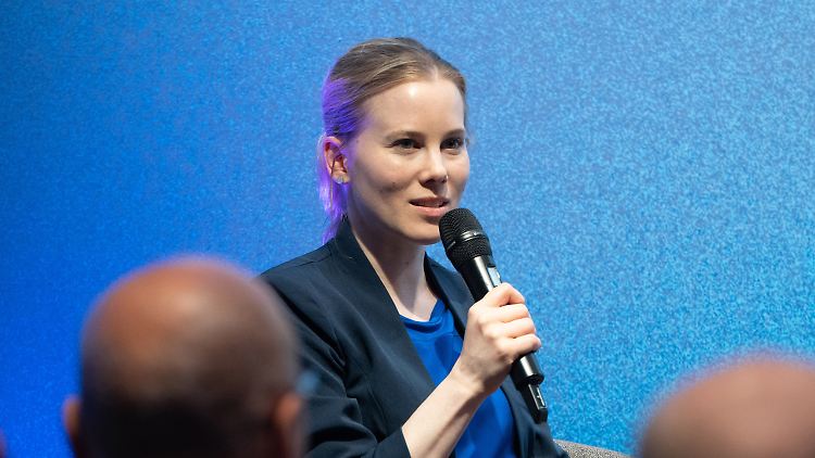 Julia Ruhs moderiert künftig nicht mehr beim NDR, aber immer noch beim BR.
