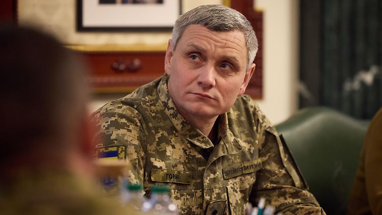 Als Beispiele für die Anwendung der Strategie nannte der Oberbefehlshaber der ukrainischen Armee die Kämpfe nahe der Stadt Dobropillia in der östlichen Region Donezk.