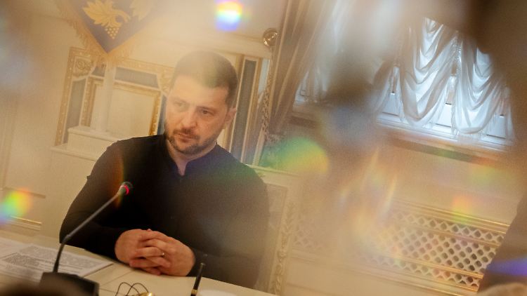 Umfragen zeigen: Das Vertrauen der ukrainischen Bevölkerung in Selenskyj ist weiterhin hoch. Aber bei einer Wahl hätte er aktuell wahrscheinlich Probleme.