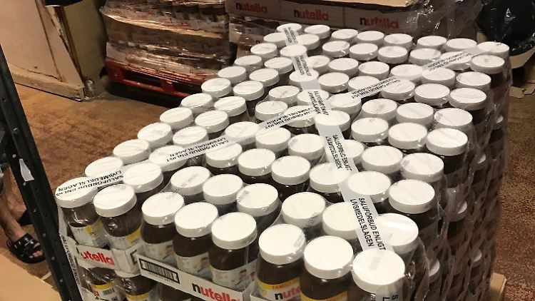 Ein Gesetz in Schweden schreibt vor, dass vor der Entsorgung der Verpackung der Inhalt entfernt werden muss. Und wer schon mal versucht hat, ein Glas cremiger Nutella schnell zu leeren, weiß, wie mühsam das sein kann.