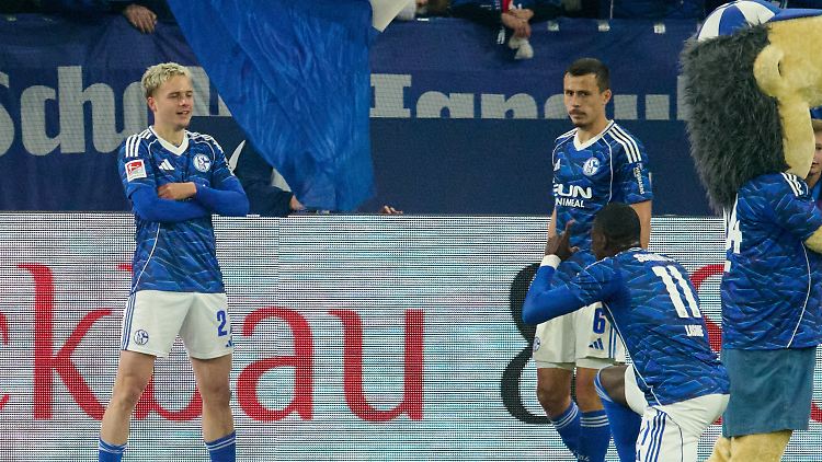 Neuzugang Finn Porath posiert fürs Schalker Siegerfoto.