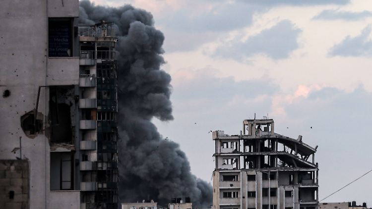 Weniger als einen Kilometer von ihren Einrichtungen entfernt gebe es Luftangriffe und vorrückende Panzer, so MSF. 