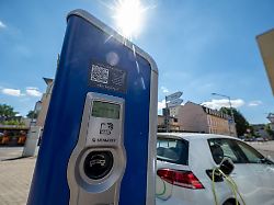 Zeit sparen beim Laden: E-Auto unterwegs aufladen: So geht es schneller