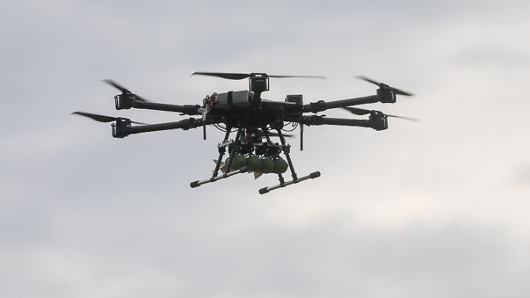 Eine mit Munition beladene russische Drohne fliegt bei der Militärübung "Sapad" über einem Testgelände.