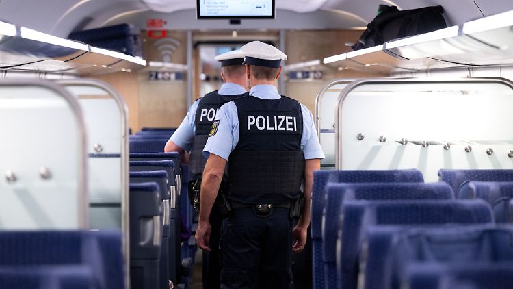 Bundespolizisten durchkämmen den Zug (Archivbild).