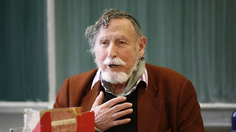 Troller erzählt 2014 an einem Gymnasium in Bochum-Wattenscheid als über 90-Jähriger aus seinem Leben. (Archivbild)