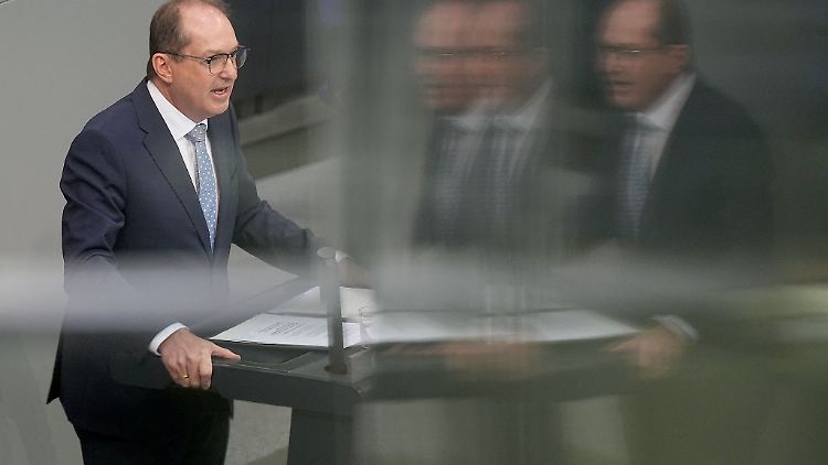 Zum Schutz gegen illegale Drohnenüberflüge plant Innenminister Alexander Dobrindt eine Gesetzesreform.