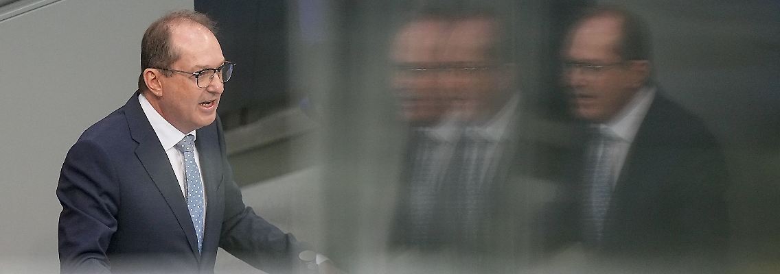 Zum Schutz gegen illegale Drohnenüberflüge plant Innenminister Alexander Dobrindt (CSU) eine Gesetzesreform. (Archivbild)