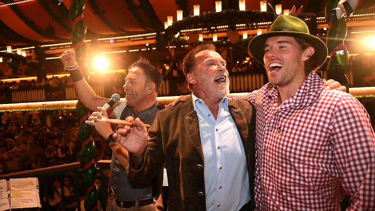 Begleitet wurde Schwarzenegger von seiner Partnerin Heather, Sohn Christopher (hier rechts auf dem Bild) und dem Wiesnwirt Siegfried Able. 