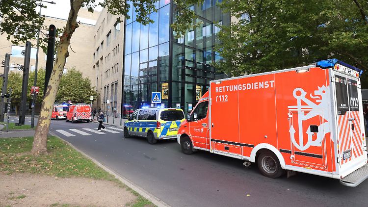 Einsatz vor der Zentralbibliothek. 