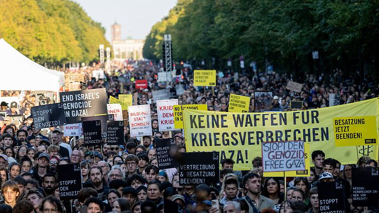 Bei der großen Demonstration lief nach Polizeiangaben zunächst alles friedlich.