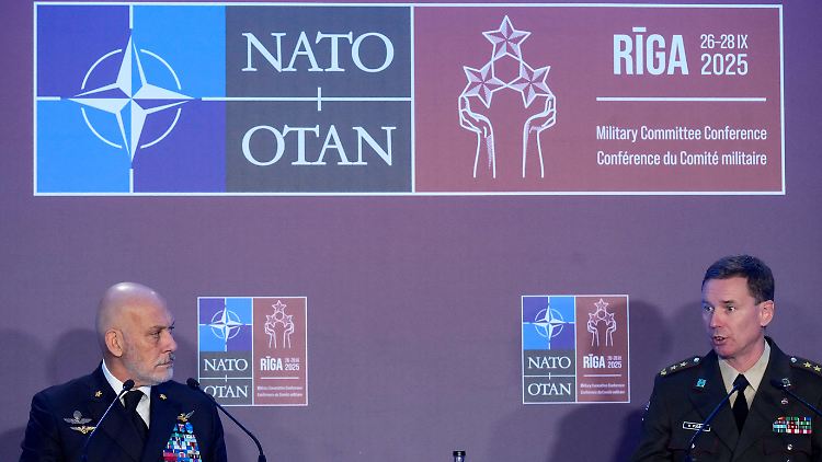 Die Vorsitzender des Nato-Militärausschusses Admiral Giuseppe Cavo Dragone (links) und der lettische Verteidigungsminister Kaspars Pudans sprachen über die Ergebnisse des Treffens in Riga. 