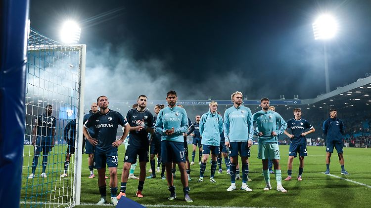 Die Spieler des VfL Bochum hören sich an, was die Fans ihnen zu sagen haben.