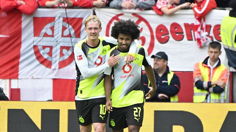 Julian Brandt (l.) und Karim Adeyemi machen den BVB froh.