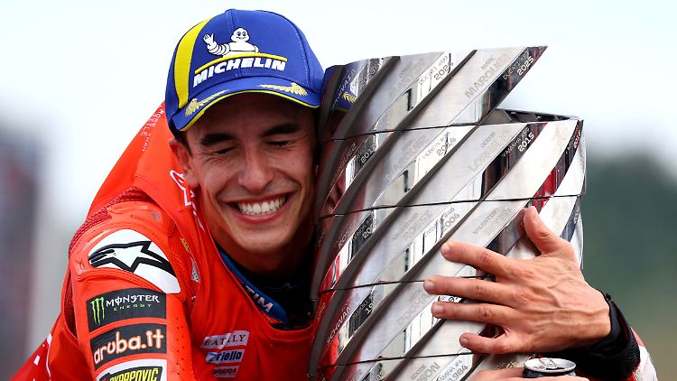 Marc Márquez hält das große Glück fest.