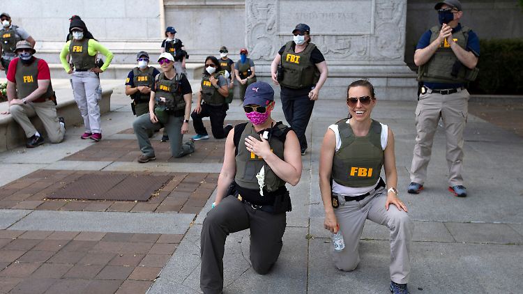 15 FBI-Agenten hätten entlang der Proteststrecke 2020 gekniet - nun sollen sie ihren Job los sein. 