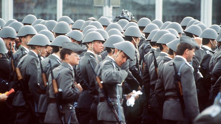 NVA-Soldaten in Berlin: Anlass ist der Jahrestag der Gründung der DDR am 7. Oktober 1949.