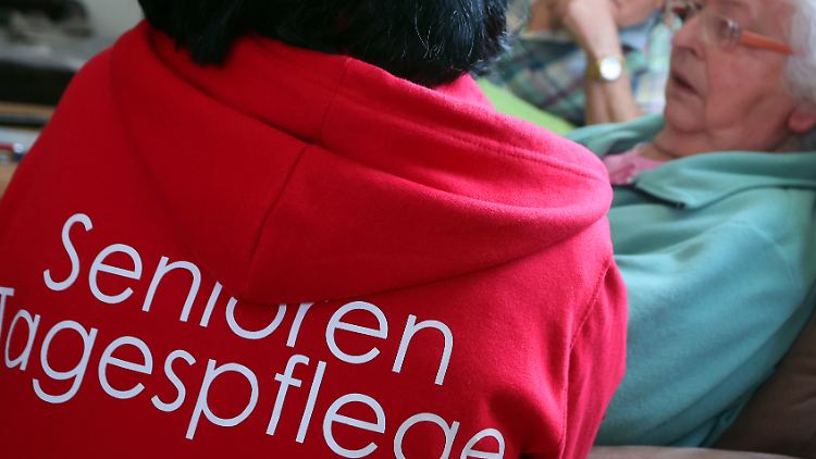 Eine Tagespflegekraft bei Pflegebedürftigen im bayerischen Mellrichstadt. 