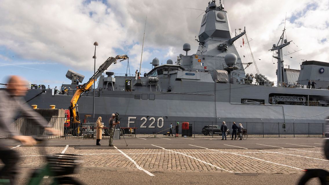 Die Fregatte "Hamburg" liegt in Kopenhagen. Sie soll helfen, das EU-Treffen abzusichern.