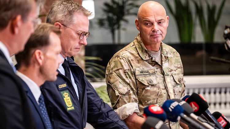 Der dänische Verteidigungsminister Troels Lund Poulsen (l-r), der dänische Justizminister Peter Hummelgaard, der Polizeichef Thorkild Fogde und Michael Hyldgaard, Chef der dänischen Streitkräfte.