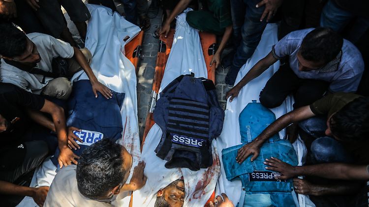 Eine Beerdigung für die getöteten Journalisten im Gazastreifen. 