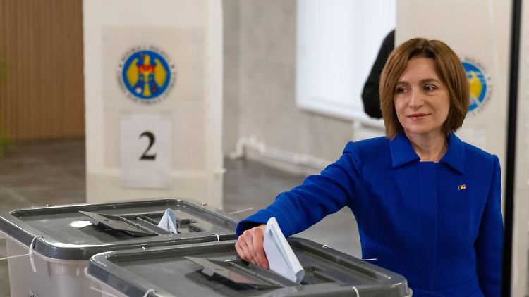 Moldaus Präsidentin Maia Sandu gibt ihre Stimme ab.