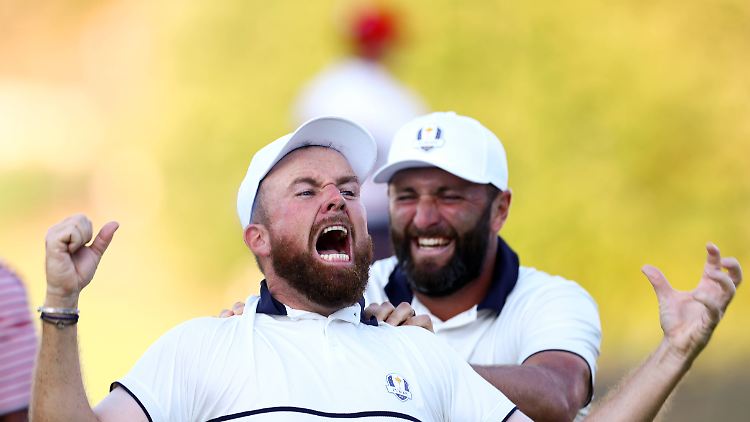 Shane Lowry (vorne) holte den entscheidenden halben Punkt.