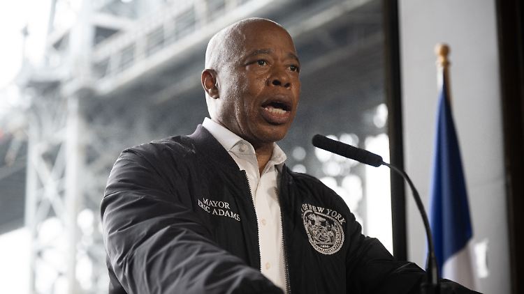 Trotz Amtsbonus chancenlos: New Yorks Bürgermeister Adams zieht seine Kandidatur vor der Wahl zurück. 