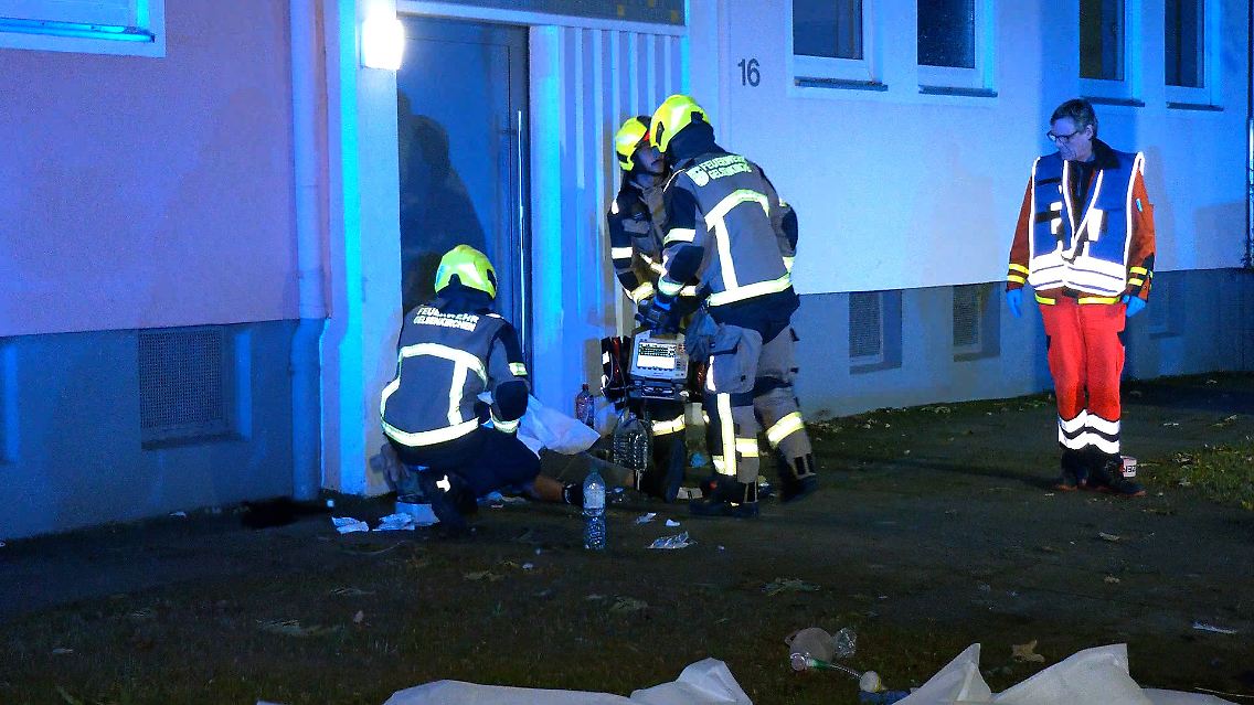 Rettungskräfte kümmern sich um eine verletzte Person.