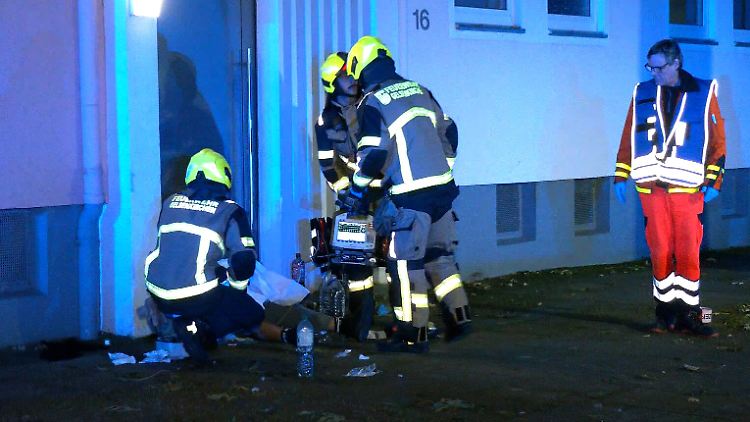 Rettungskräfte kümmern sich um eine verletzte Person. 