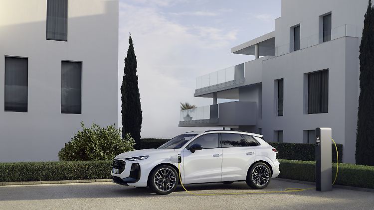 Der neue Plug-in-Hybrid kann auf Wunsch auch Gleichstrom mit 50 kW laden, um den Hochvoltakku schneller zu befüllen.