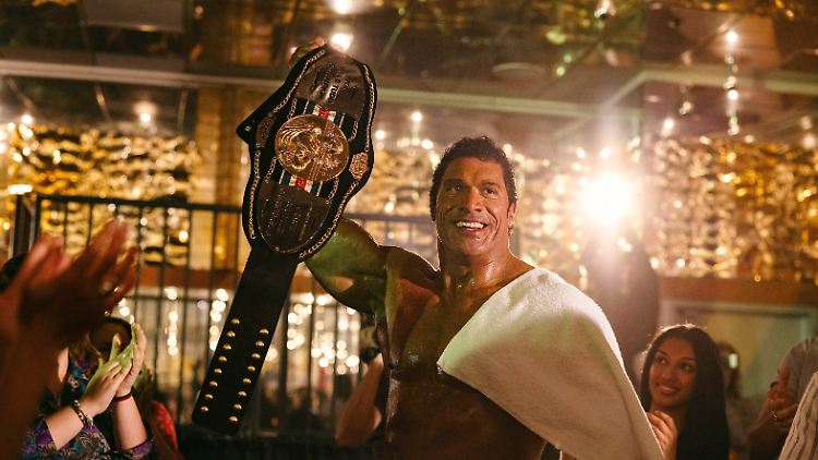 Ein ungewohntes Bild: Dwayne Johnson mit Haaren.