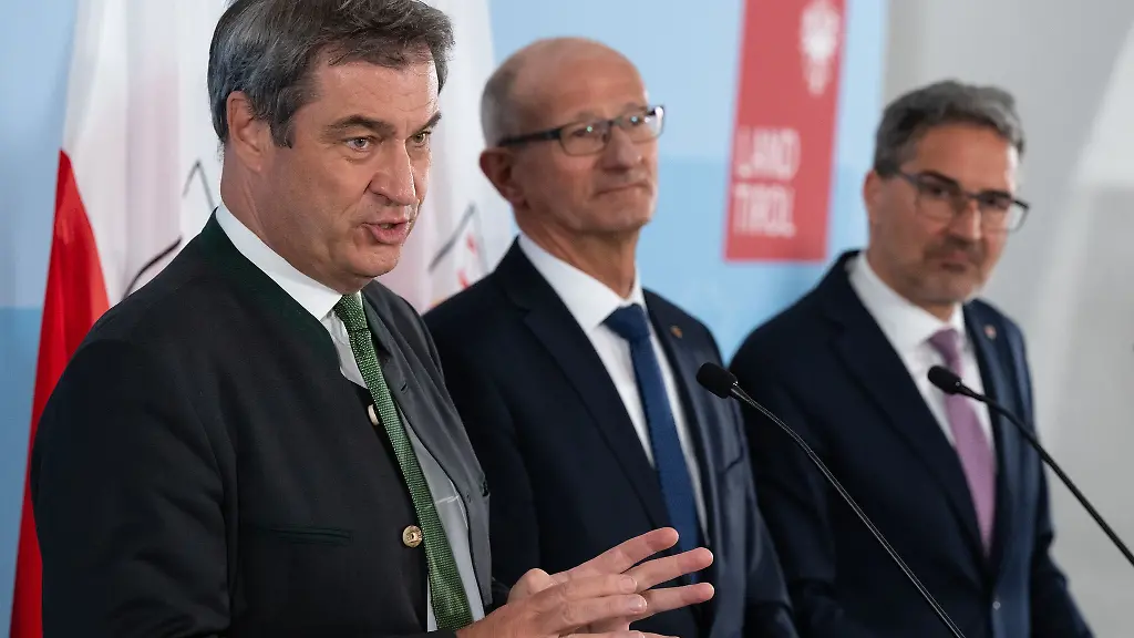 Markus-Soeder-l-r-Anton-Mattle-und-Arno-Kompatscher-nehmen-auf-der-Festung-Kufstein-an-einer-Pressekonferenz-teil