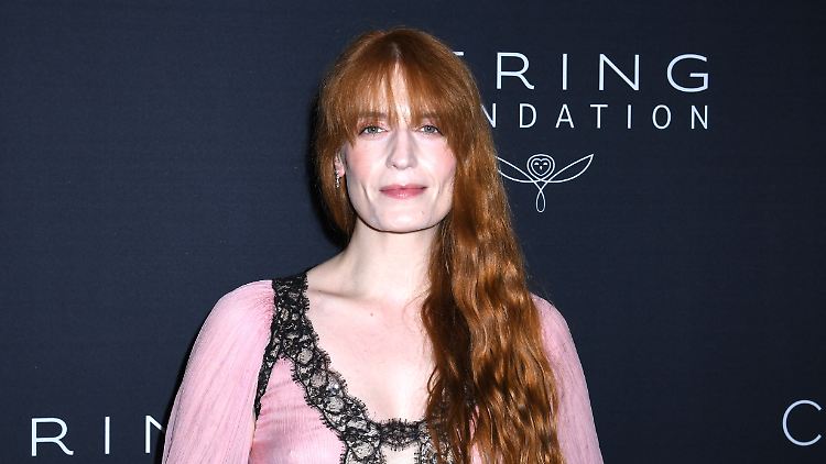 Sängerin Florence Welch bricht ihr Schweigen über einen Eingriff, dem sie sich vor zwei Jahren unterziehen musste.
