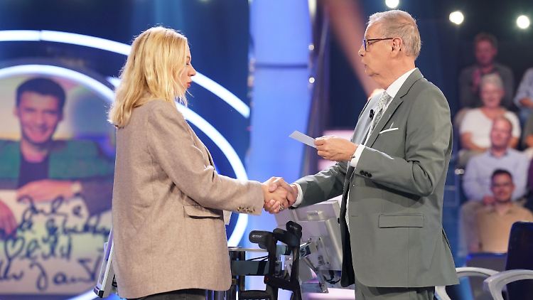 Kandidatin Julia Zeiher bekommt nach ihrem enttäuschenden Auftritt wenigsten noch ein Autogramm von Günther Jauch.