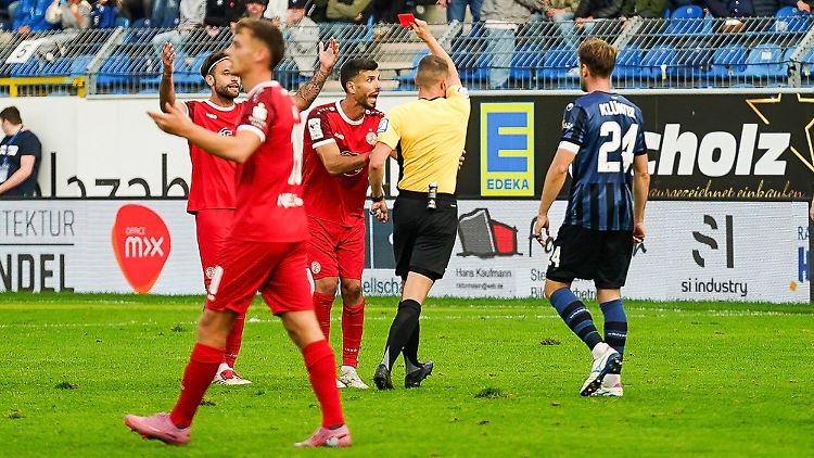 Klaus Gjasula war mit der Roten Karte natürlich nicht einverstanden.