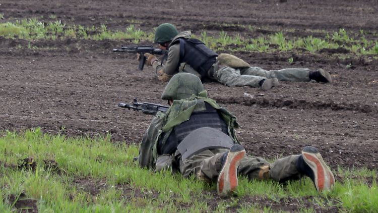 Russische Rekruten trainieren im Mai 2023 im besetzten Teil der ukrainischen Region Donezk. 