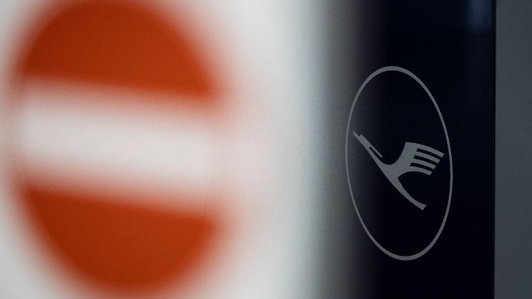 Personalvorstand Michael Niggemann kündigte in internen Lufthansa-Medien an, den Stellenabbau möglichst sozialverträglich zu gestalten. 
