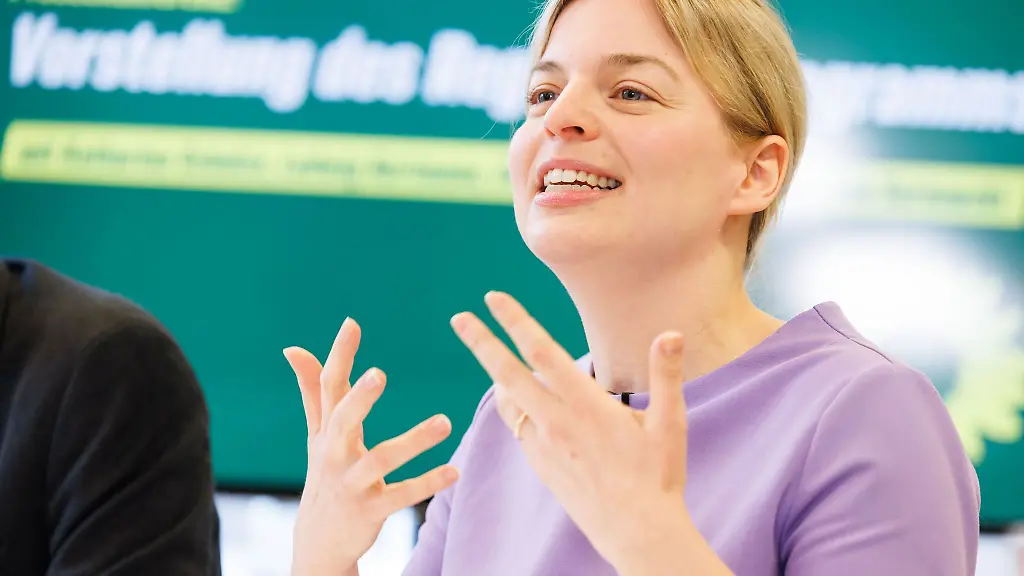 Katharina-Schulze-spricht-waehrend-einer-Pressekonferenz