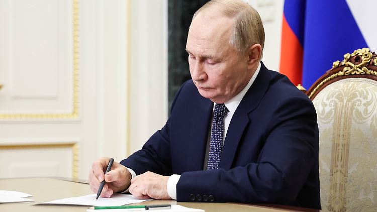 Der russische Präsident Wladimir Putin unterzeichnete am Montag ein entsprechendes Gesetz, das zuvor vom Parlament verabschiedet worden war.
