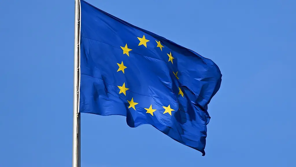 Die-Flagge-der-EU-auf-dem-Reichstag-weht-im-Wind