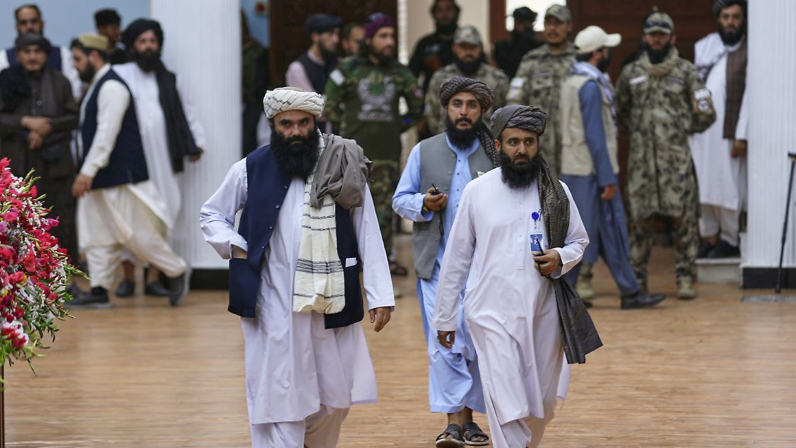 Links im Bild zu sehen: Der Innenminister Sirajuddin Haqqani.