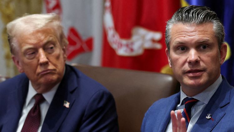 Donald Trump und Pete Hegseth treffen sich in einer Militärkaserne nahe Washington mit Hunderten hochrangigen US-Offizieren aus aller Welt.