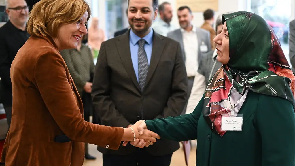 Malu-Dreyer-SPD-l-Ministerpraesidentin-von-Rheinland-Pfalz-begruesst-vor-dem-Fastenbrechen-im-Festsaal-der-Islamischen-Gemeinschaft-der-Bosniaken-IGDB-im-Beisein-von-Akif-Uenal-1-Vorsitzender-Schura-Rheinland-Pfalz-Landesverband-der-Muslime-Selime-Oekden-von-der-Schura-Rheinland-Pfalz